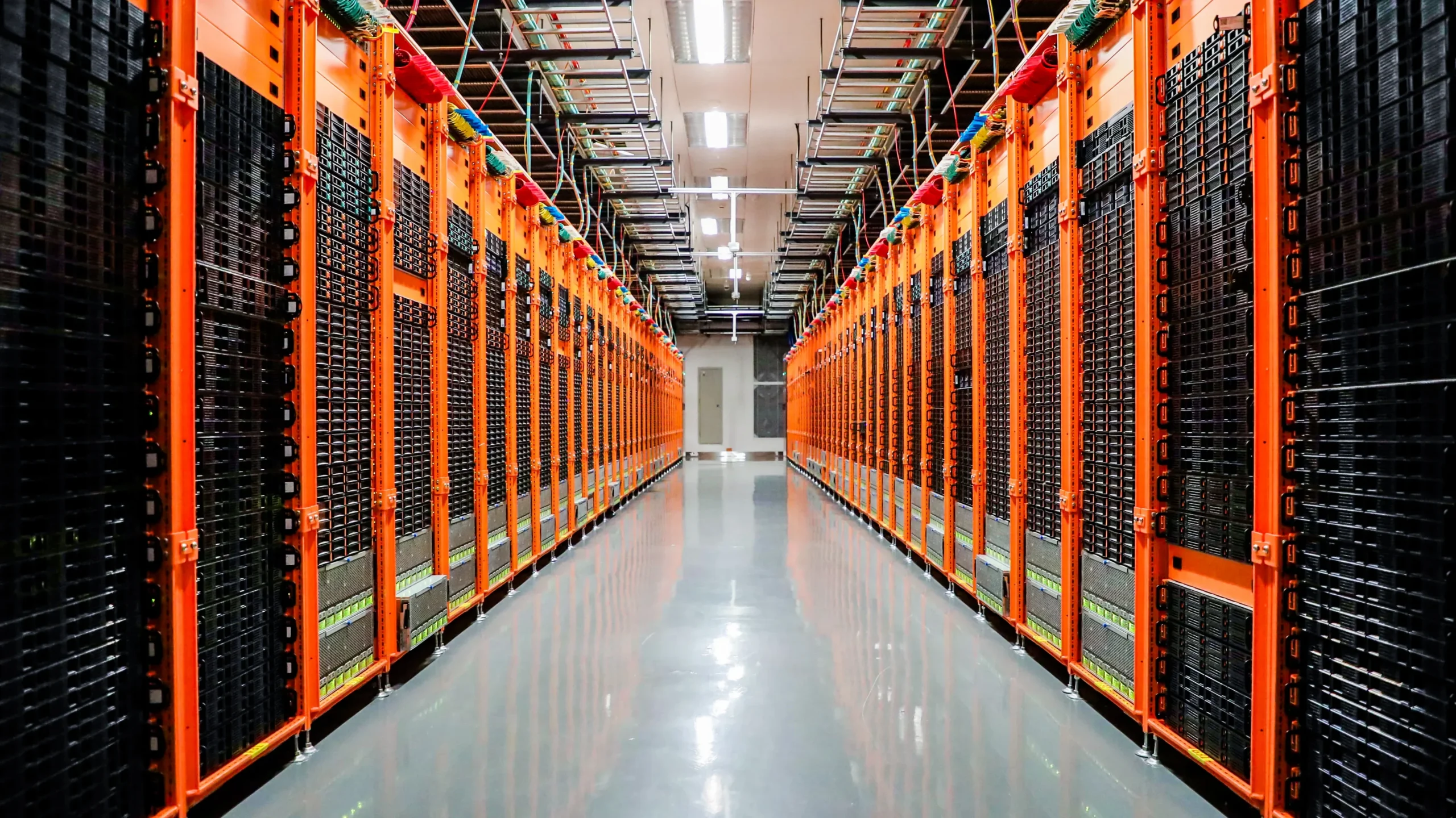Servidores dentro de um data center da Alibaba Cloud