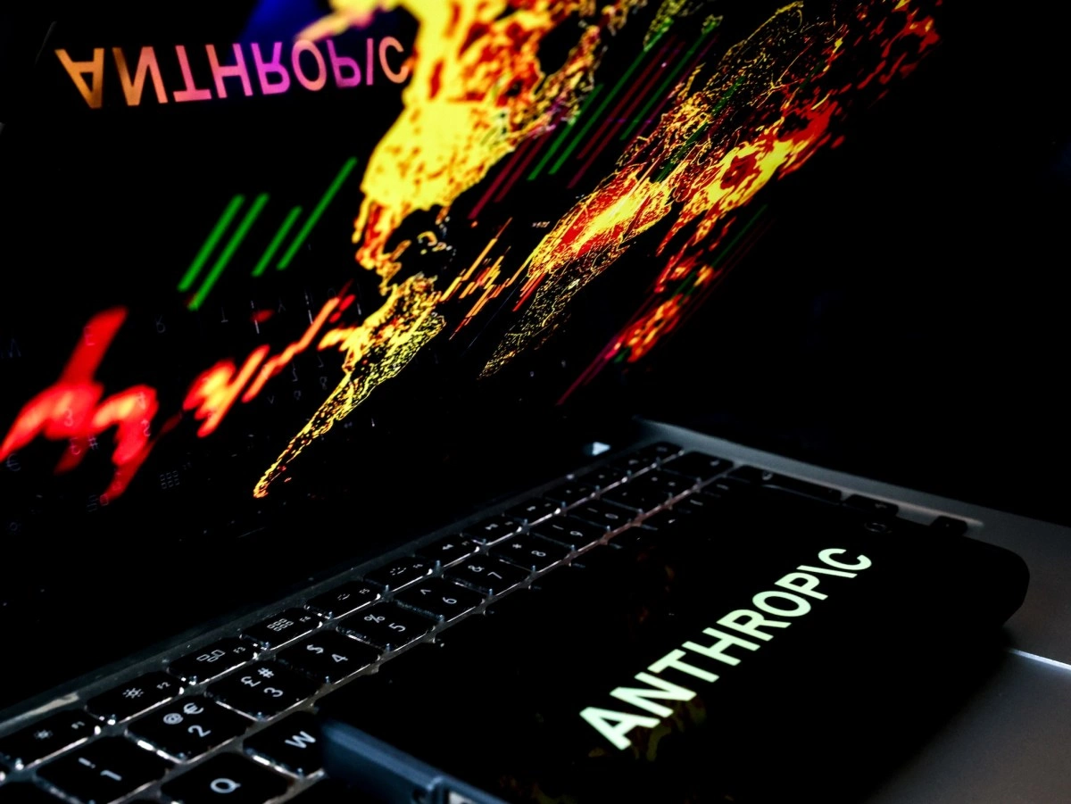 Logotipo da Anthropic exibido na tela de um celular sobre um mapa-múndi
