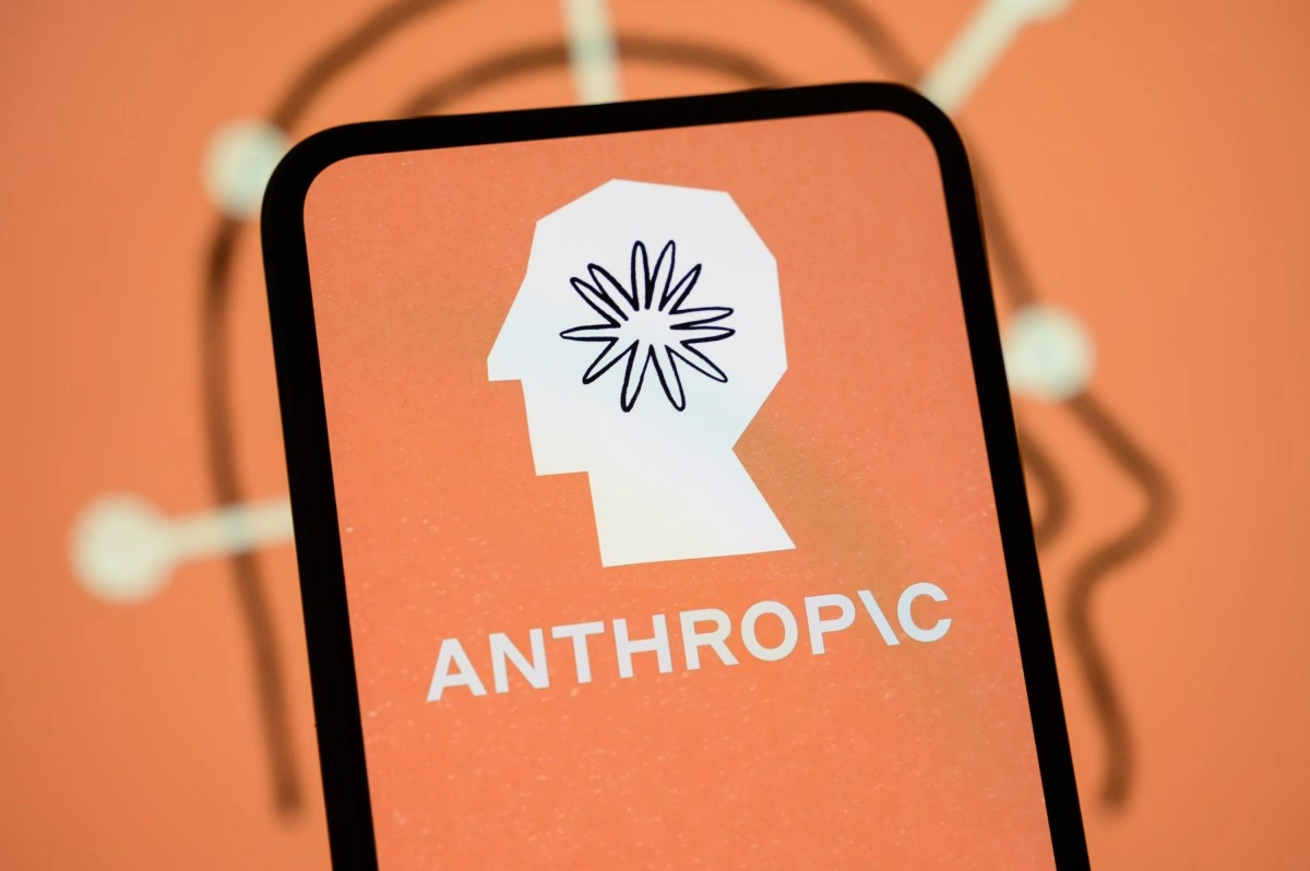 Logotipo da Anthropic exibido na tela de um celular com sua marca ao fundo