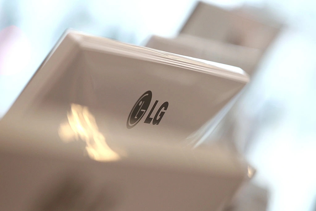 Logotipo da LG exibido na parte traseira de um monitor de computador