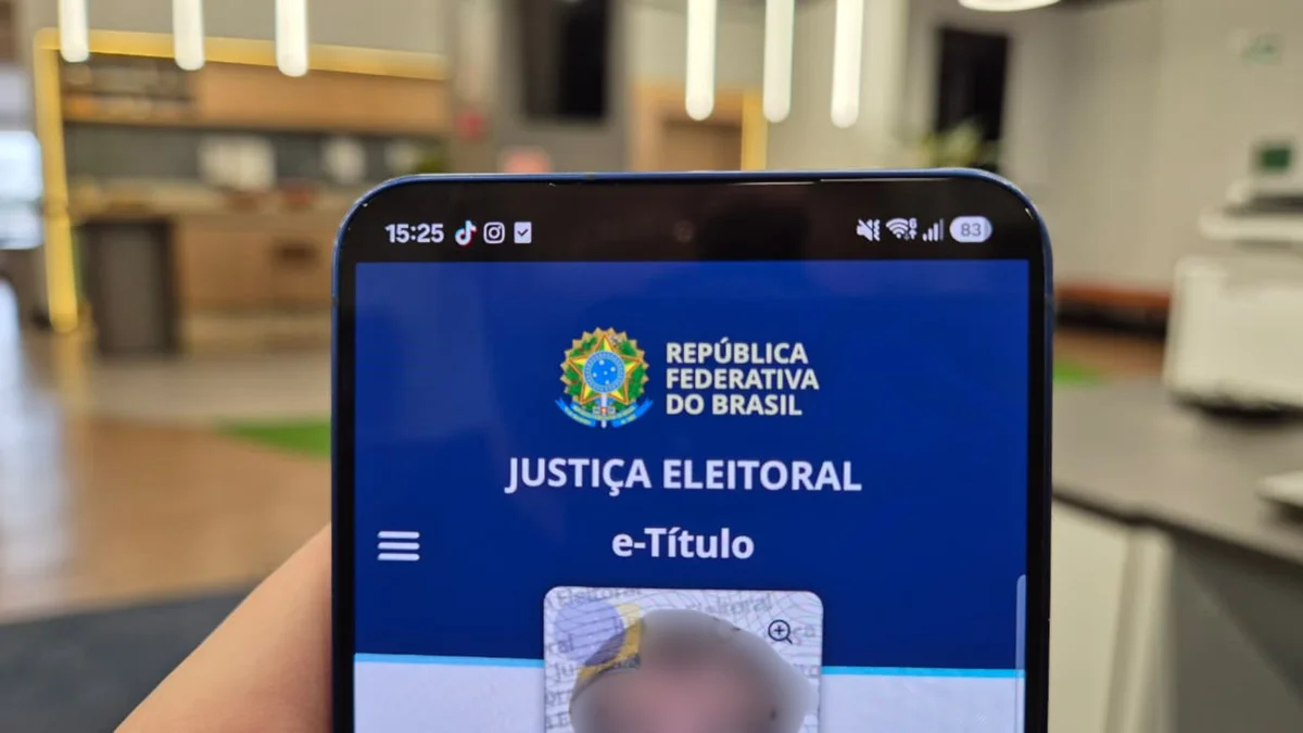 Tela do aplicativo e-Título em um celular, usada para ilustrar o golpe de falsa regularização eleitoral