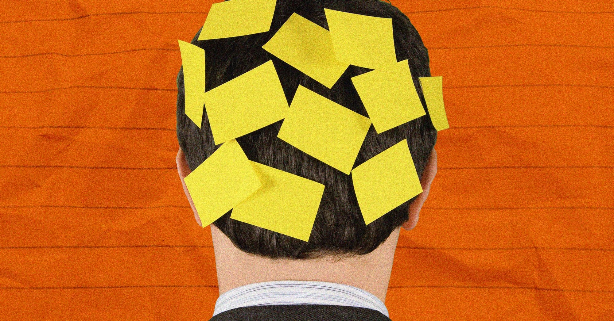 Post-its nas costas de uma pessoa, representando memória e contexto