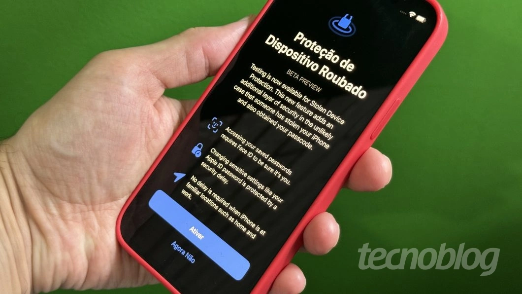 Mão segura um iPhone com a tela de configurações da Proteção de Dispositivo Roubado ativada